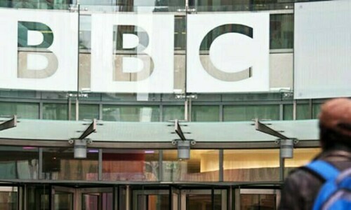 BBC îl suspendă pe prezentatorul acuzat că a plătit un adolescent pentru fotografii cu conținut sexual explicit/Guvernul a purtat discuții cu directorul general